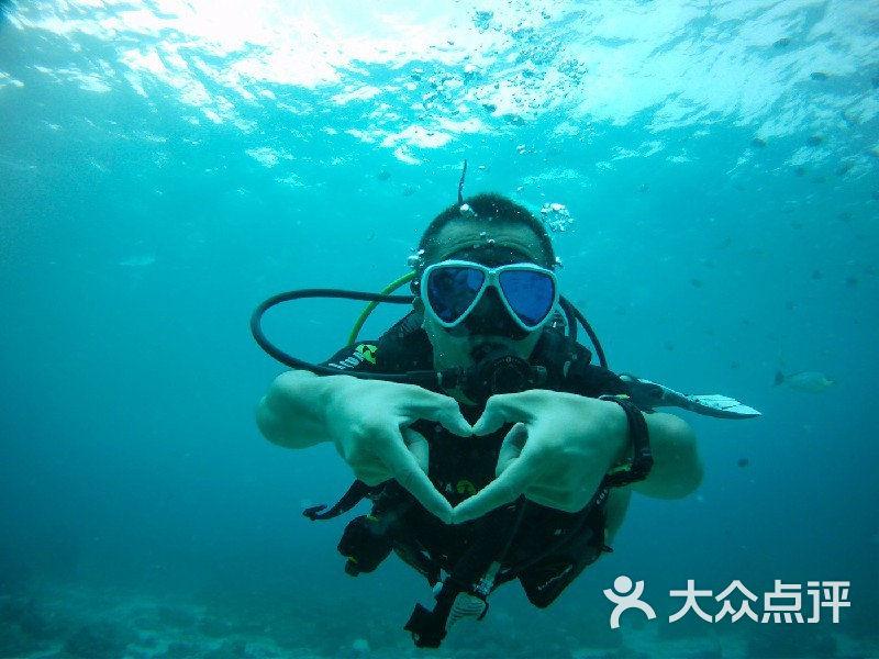 险！大货车与中巴车相撞，中巴车车头严重变形…