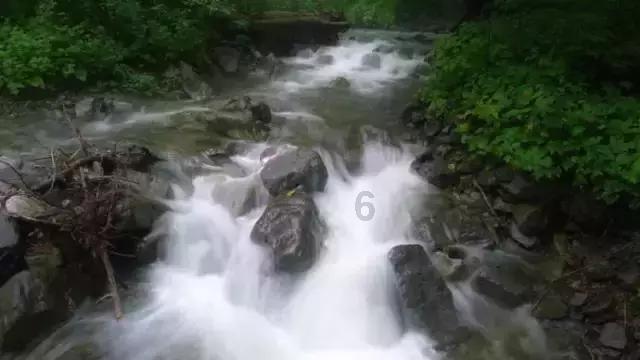 粗心旅客安检口忘拿行李， 民警从银行取款单找到电话寻回失主