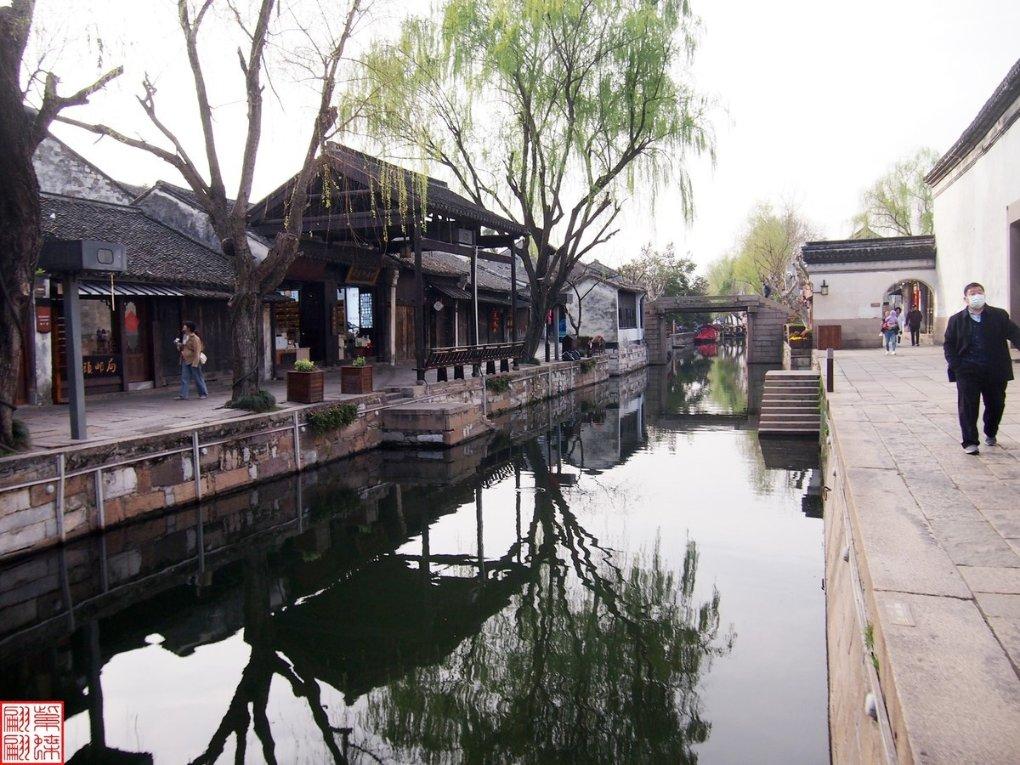 LME铜升至三周高点，受需求预期、库存下降和美元走软影响